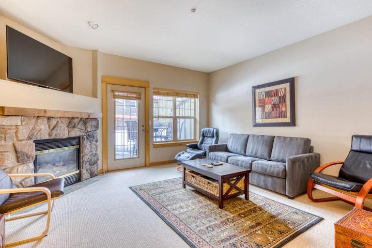 Beautifully updated Mt Hood condo with pool & hot tub & easy access to skiing - Bed and Breakfast Government Camp
