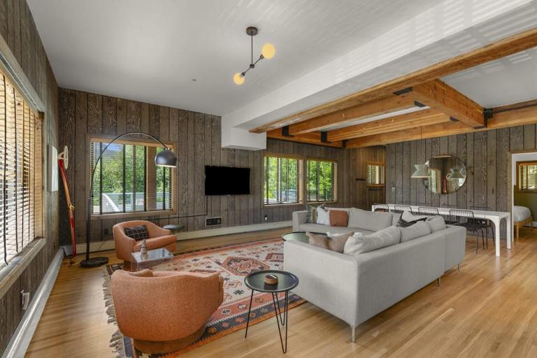 Thunderhead Condo with SkiBowl access - private sauna & shared heated pool - B&B Government Camp