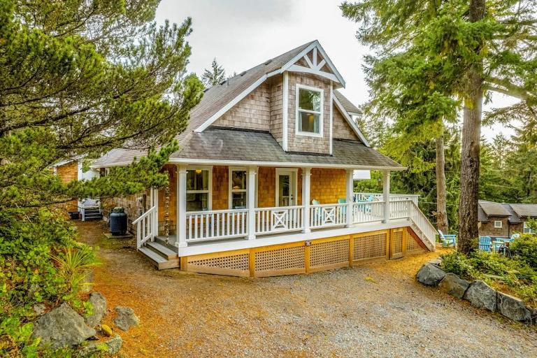 Classic dog-friendly beach house with vast outdoor living hot tub & firepit - Ferienwohnung Manzanita