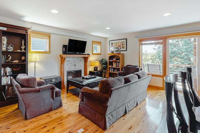 Home with a washer&dryer fireplace & spacious deck with grill - B&B Manzanita