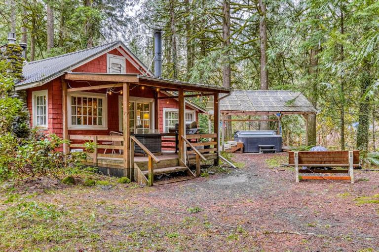 Creek-side cabin with private hot tub & fireplace - near hiking trails & slopes - B&B Welches