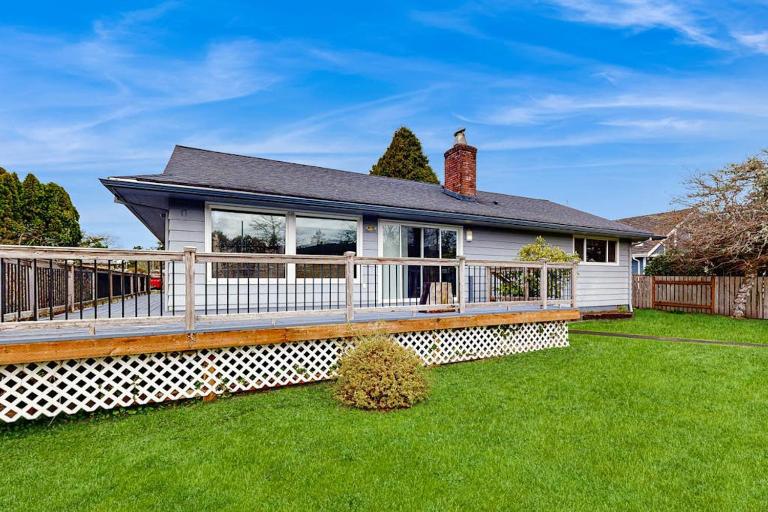 Charming riverfront home with deck WiFi streaming W&D - 7 blocks to the beach - B&B Seaside