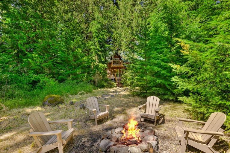 Recently remodeled riverfront home with fireplace firepit & W&D - dog-friendly - Ferienwohnung Rhododendron