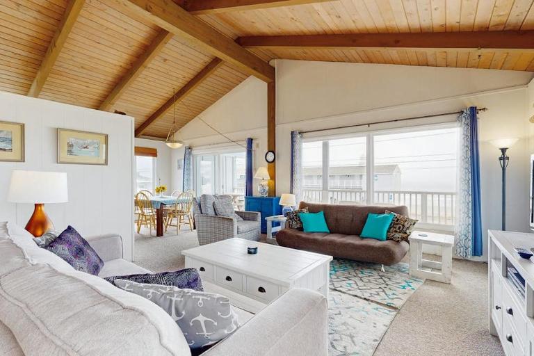 Ocean-view home with beach access - walk to Nye Beach shops and dining - B&B Newport