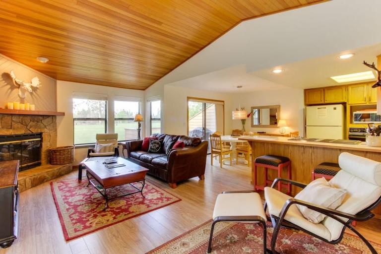 Updated Townhome with Golf Course Views & Private Hot Tub 8 SHARC Passes - B&B Sunriver