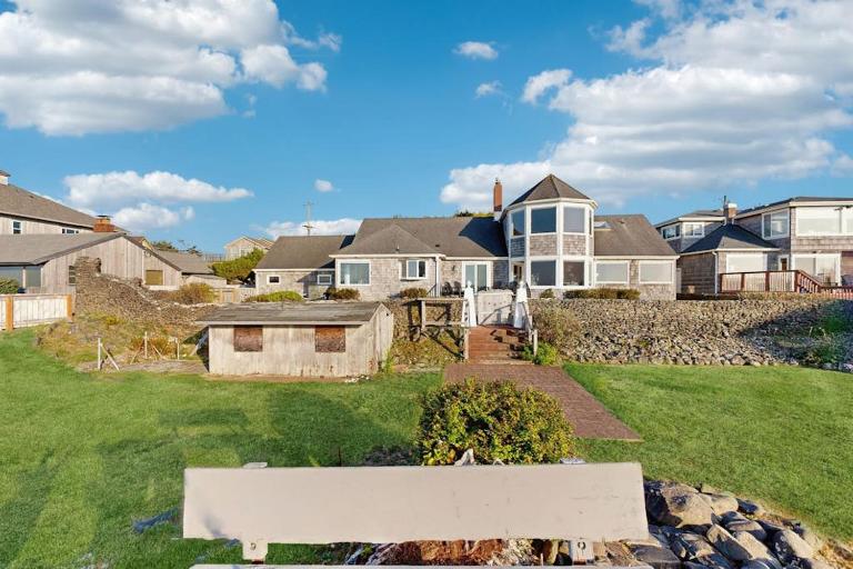 Dog-Friendly Oceanfront Home with Free WiFi Full Kitchen & Outdoor Fireplace - B&B Seaside