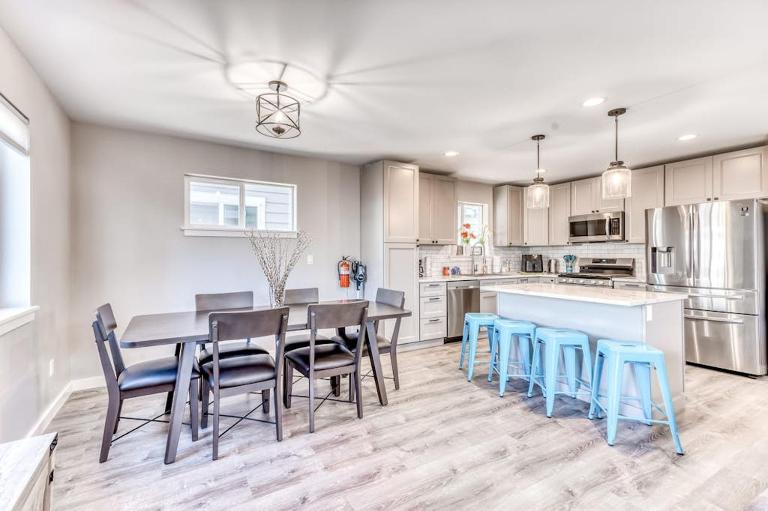 Modern home with fenced yard 4 blocks from the beach & downtown - Bed and Breakfast Seaside