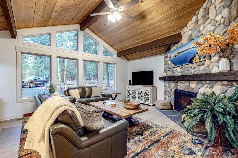 Family-Friendly Home with Fireplaces Firepit Gas Grill Free WiFi Central AC - B&B Sisters