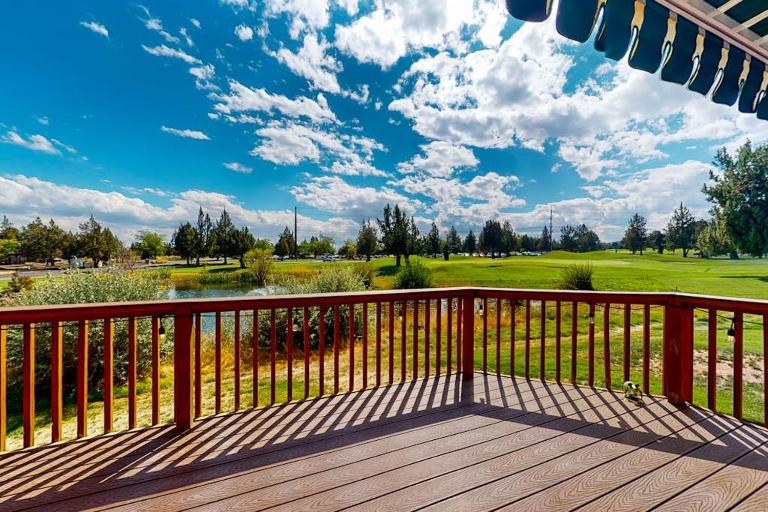 Charming waterfront townhouse with fireplace pool hot tub & washerdryer - B&B Redmond