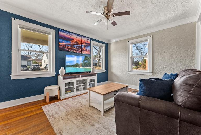 Stylish 1BR Duplex Near Midtown & Crosstown Pets OK Free WiFi - B&B Memphis