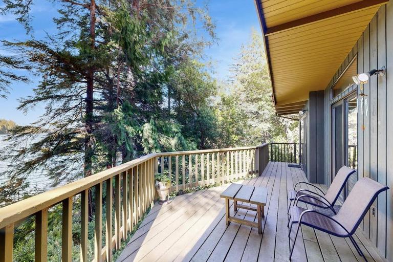 Unique lakefront cabin near the dunes with a private dock & fireplace - B&B Florence