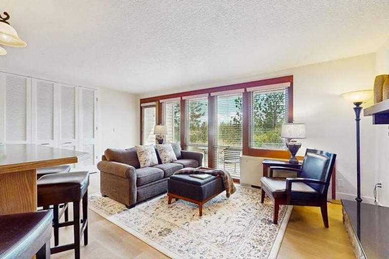 Cozy condo with shared pool hot tub sauna fitness room washer and dryer - B&B Bend