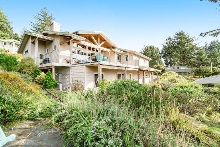 Dog-friendly ocean-view home near the beach with large deck grill & Ping-Pong - B&B Manzanita