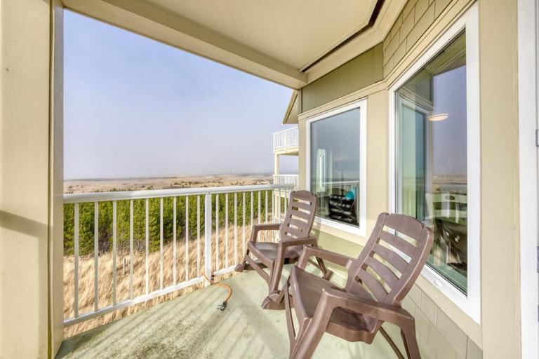 Dog-friendly oceanfront condo with electric fireplace - walk to the beach - B&B Long Beach