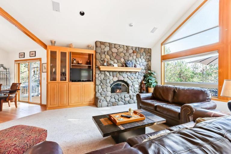 Spacious House with Private Hot Tub Golf Course Views & Furnished Outdoor Living - B&B Sunriver