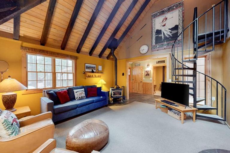 Cabin-style home with hot tub SHARC passes central location near skiing & golf - B&B Sunriver