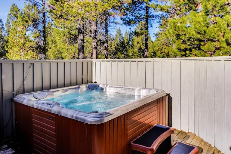 Vintage mountain home with private hot tub & SHARC access - dogs welcome - B&B Sunriver