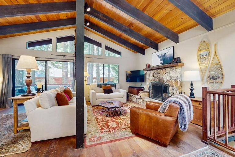 Rustic comfy dog-friendly cabin in the pines - walk to homeowners lake & beach - B&B Homewood