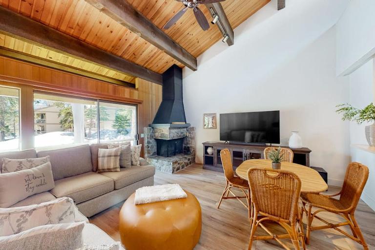 Radiant condo with fireplace outdoor pool tennis grill balcony washer&dryer - Ferienwohnung Kings Beach