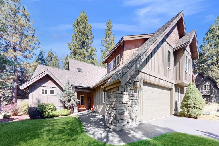 Stunning Sunriver retreat with private hot tub bike SHARC passes & fireplace - Ferienwohnung Sunriver