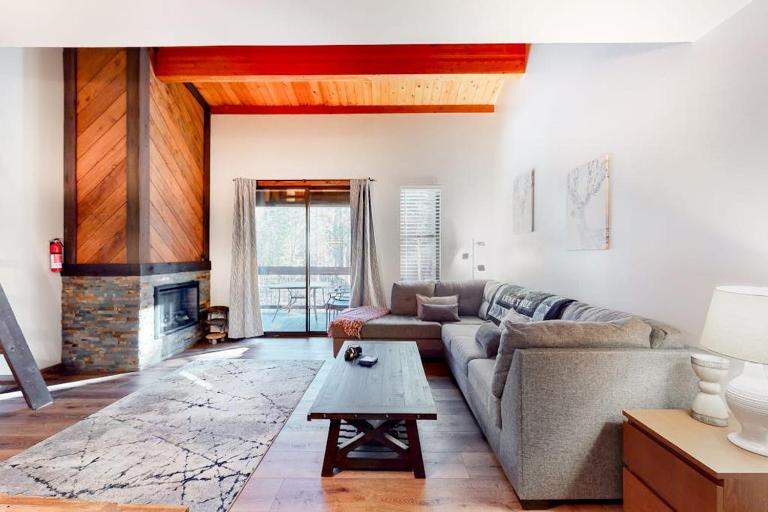 Lofted Mountain Escape with Free WiFi Shared Pool & Hot Tub Golf & Skiing Nearby - B&B Kingswood Estates
