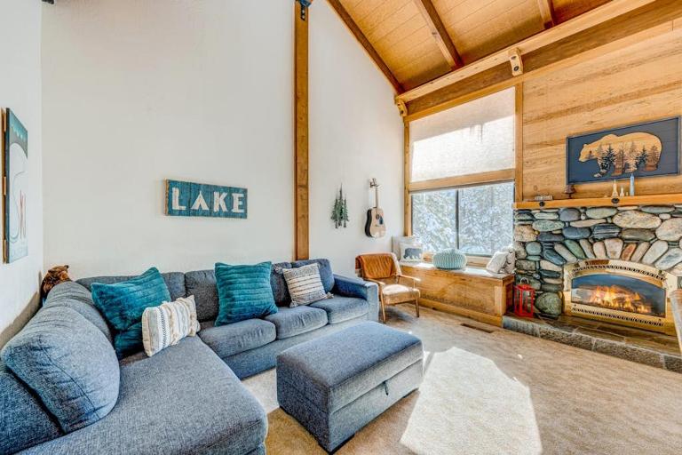 2-story condo with gas fireplace pools hot tubs gym & tennis - Chambres d'hôtes Truckee