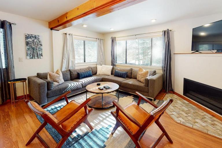 Fun Family Retreat with Private Hot Tub High-Speed WiFi Large Deck & More - B&B Truckee
