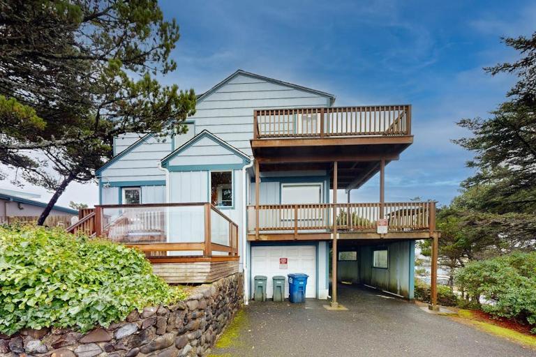 Comfy duplex with peekaboo ocean views private hot tub & easy beach access - B&B Newport