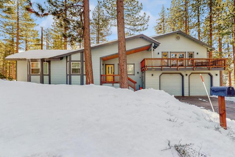 Spacious home with a pool table close to golf skiing hiking & biking - Bed and Breakfast South Lake Tahoe