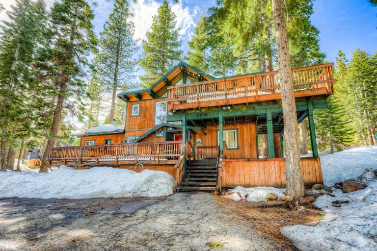 Dog-friendly cabin with private hot tub fireplace near skiing & the beach - Chambres d'hôtes Carnelian Bay