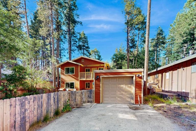 Charming dog-friendly home with a private hot tub & large fenced yard - B&B South Lake Tahoe