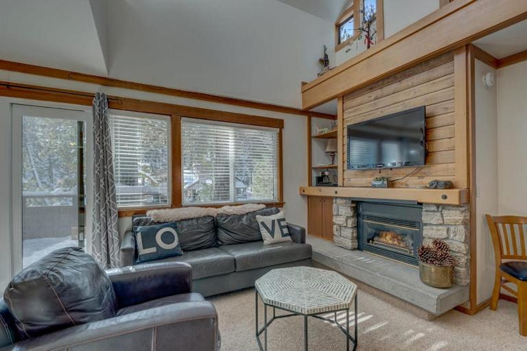 Condo close to ski hill with fireplace balcony W&D hot tub & pool - B&B Tahoe City