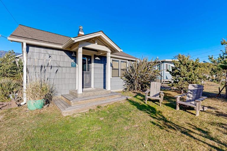 Adorable coastal home near the beach & downtown with deck & private washer&dryer - B&B Manzanita