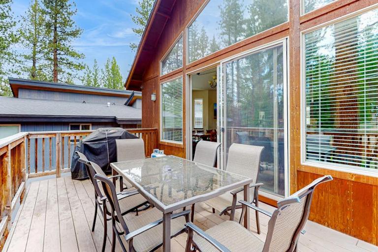 New Home in Coveted Location with Backyard - 10 Minutes to Ski Slopes Beach - B&B South Lake Tahoe