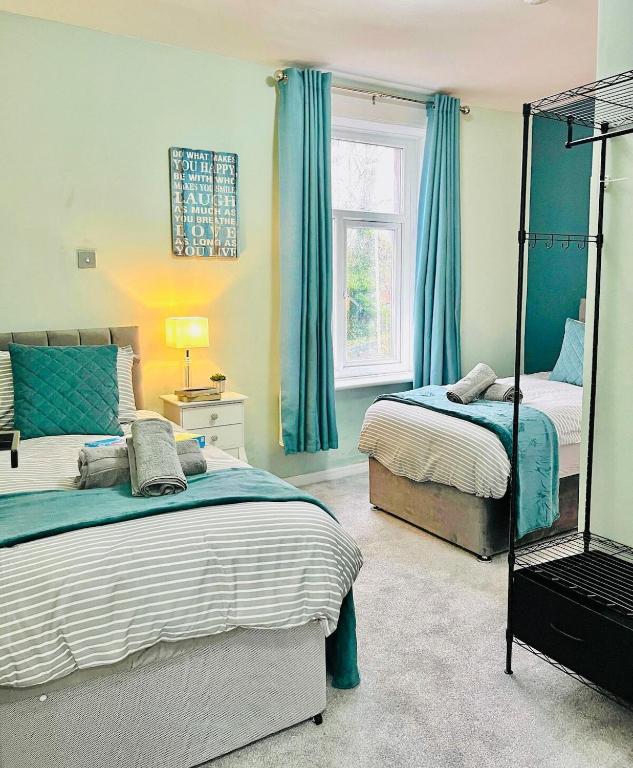 Relaxing 4BR Home All Ensuite Sleeps 8 in Preston - Ferienwohnung Preston