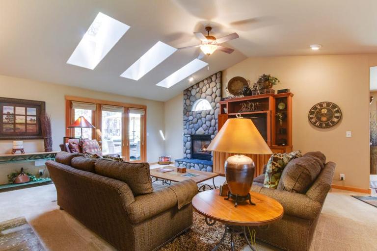 Near Fort Rock Park with SHARC Passes & Private Hot Tub - B&B Sunriver