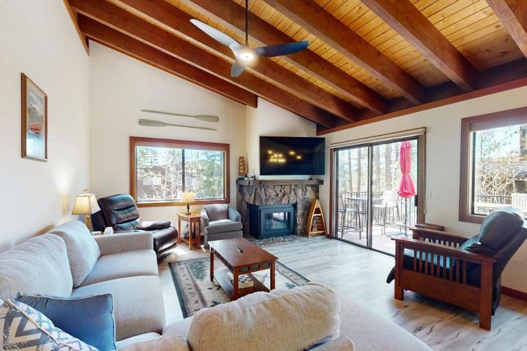 Lovely tree-view condo with deck grill & fireplace - near Tahoe City & lake - B&B Tahoe City