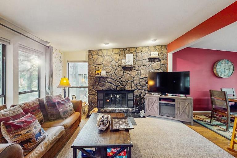 Family friendly home with private hot tub pool table ping pong & SHARC amenities - B&B Sunriver