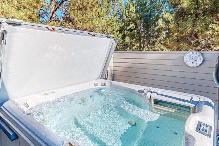 Beautiful home with private hot tub SHARC passes fireplace WiFi ping pong - Chambres d'hôtes Sunriver