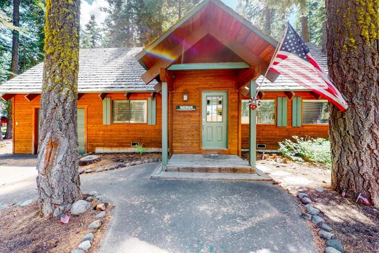 Serene cabin with expansive deck grill fireplace - near skiing - walk to beach - B&B Homewood