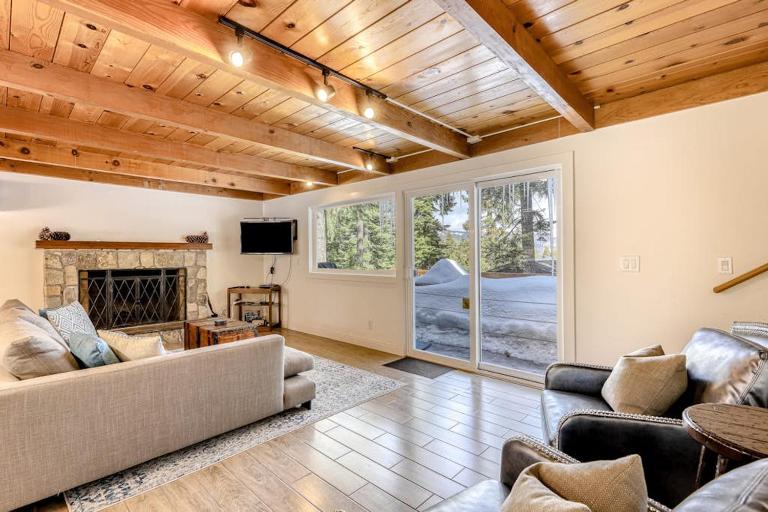 Quiet Neighborhood - Lake Retreat with Stunning Views New Deck Easy Ski Access - Bed and Breakfast Homewood