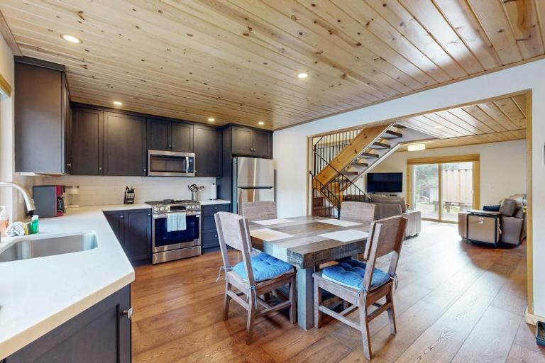 Remodeled Lake Tahoe Beach Condo - Pools Tennis & Deck - Near Ski Resorts - B&B Tahoe City