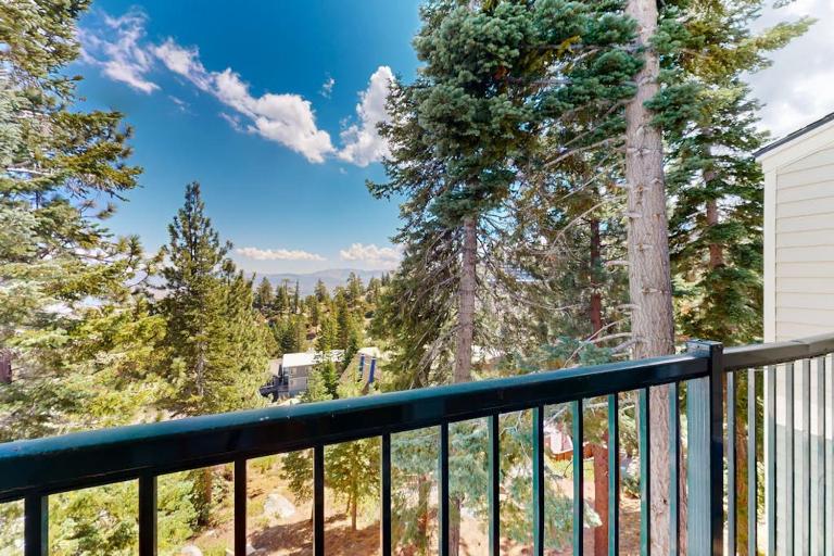 Tahoe Village condo in Stateline with mountain views sleeps 4 - Ferienwohnung Stateline