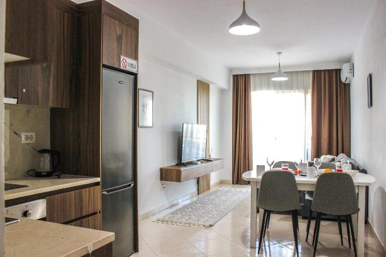 220 Side-Sea Serenity Apartment - Bed and Breakfast Durrës