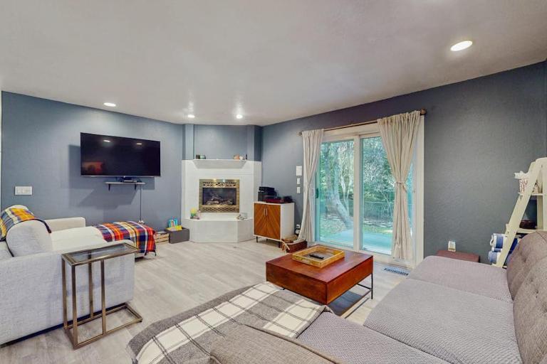 Dog-Friendly Home with Hot Tub Lovely Backyard Meadow Walk to Shops & Restaurants - Ferienwohnung South Lake Tahoe