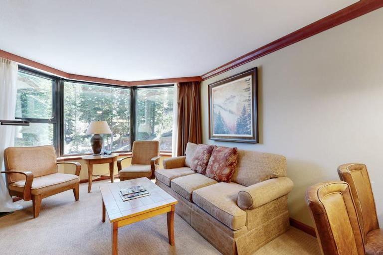Everline Resort & Spa Ski-in-ski-out condo pools tennis ice rink & gym - B&B Olympic Valley