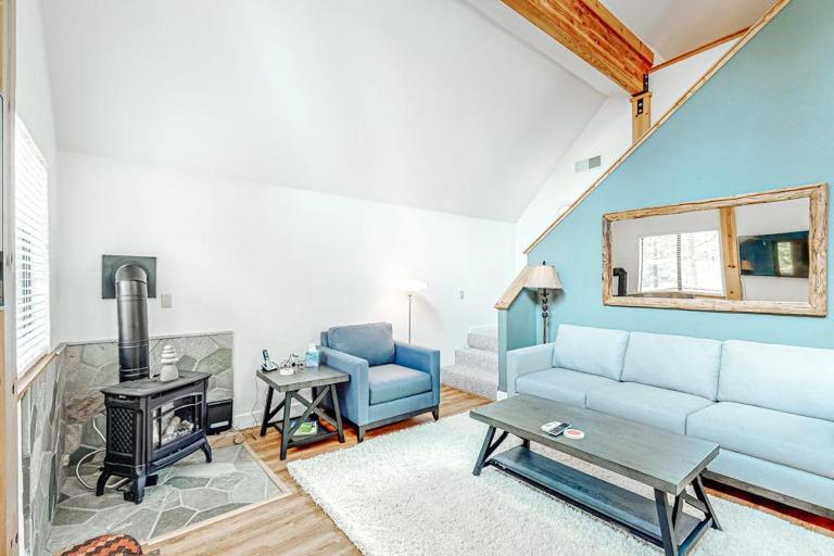 Comfortable Home with Shared Hot Tub & Pool Fireplace & Private W&D - B&B Truckee