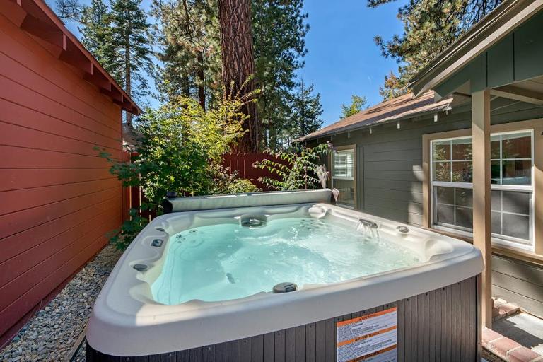 Walkable home just 3 blocks to Heavenly Village with hot tub & firepit - B&B South Lake Tahoe