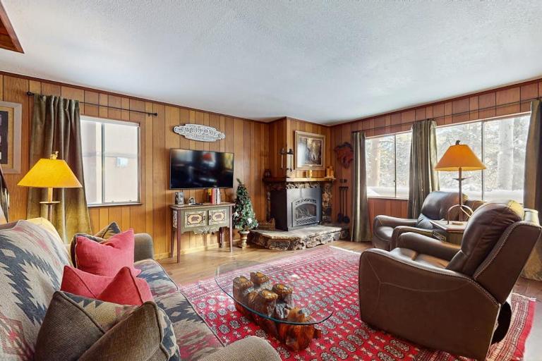 Classic Gambrel-style cabin family and pet friendly walk to lake close to ski - B&B South Lake Tahoe