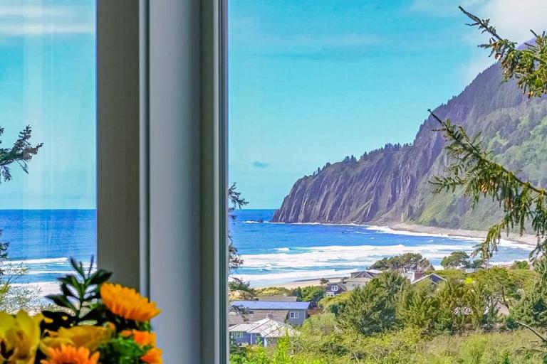 Luxe townhome with amazing ocean & mountain views - walk to beach & downtown - B&B Manzanita
